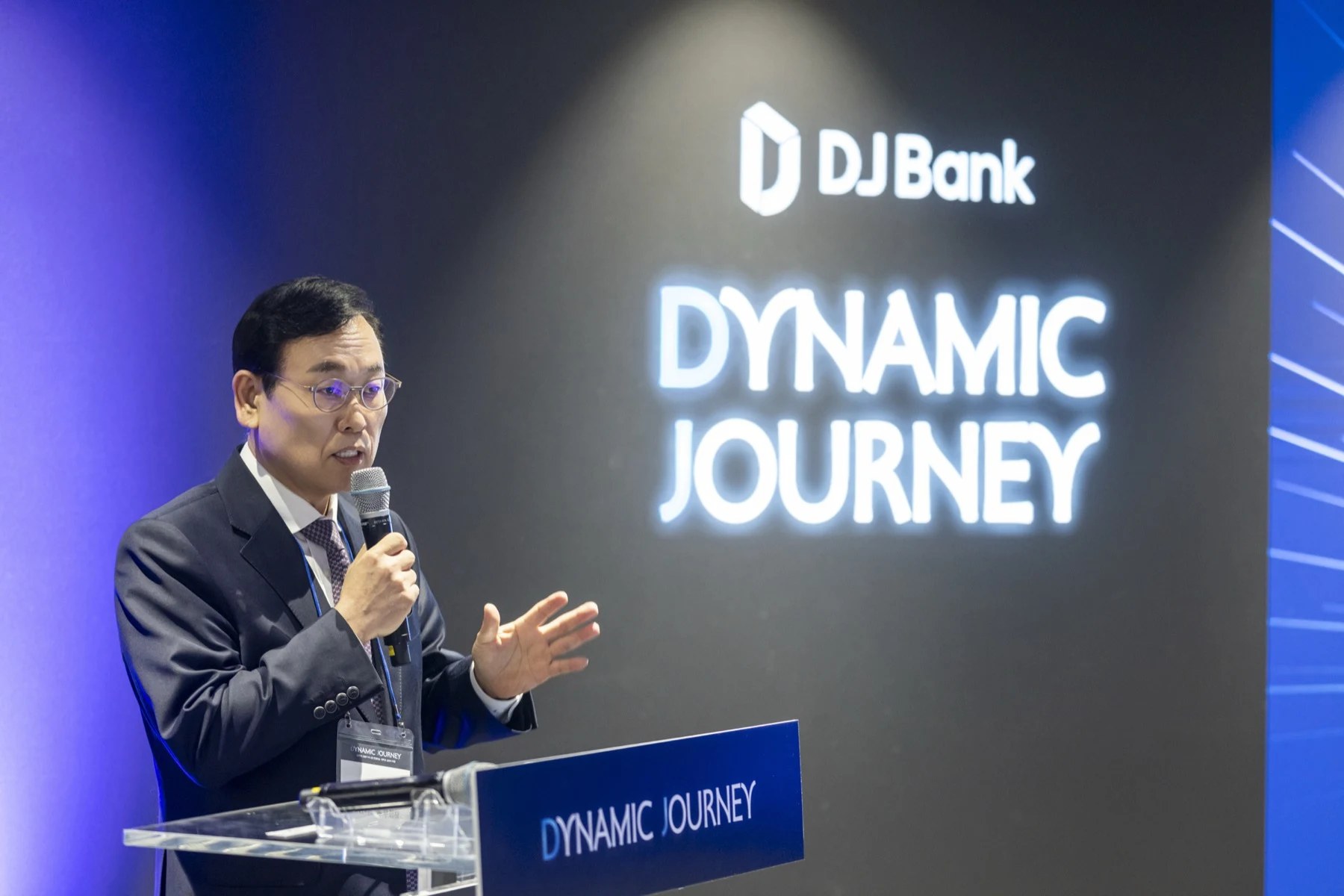 이강수 더존비즈온 공동대표가 DJ Bank 출범 행사에서 발언하는 모습